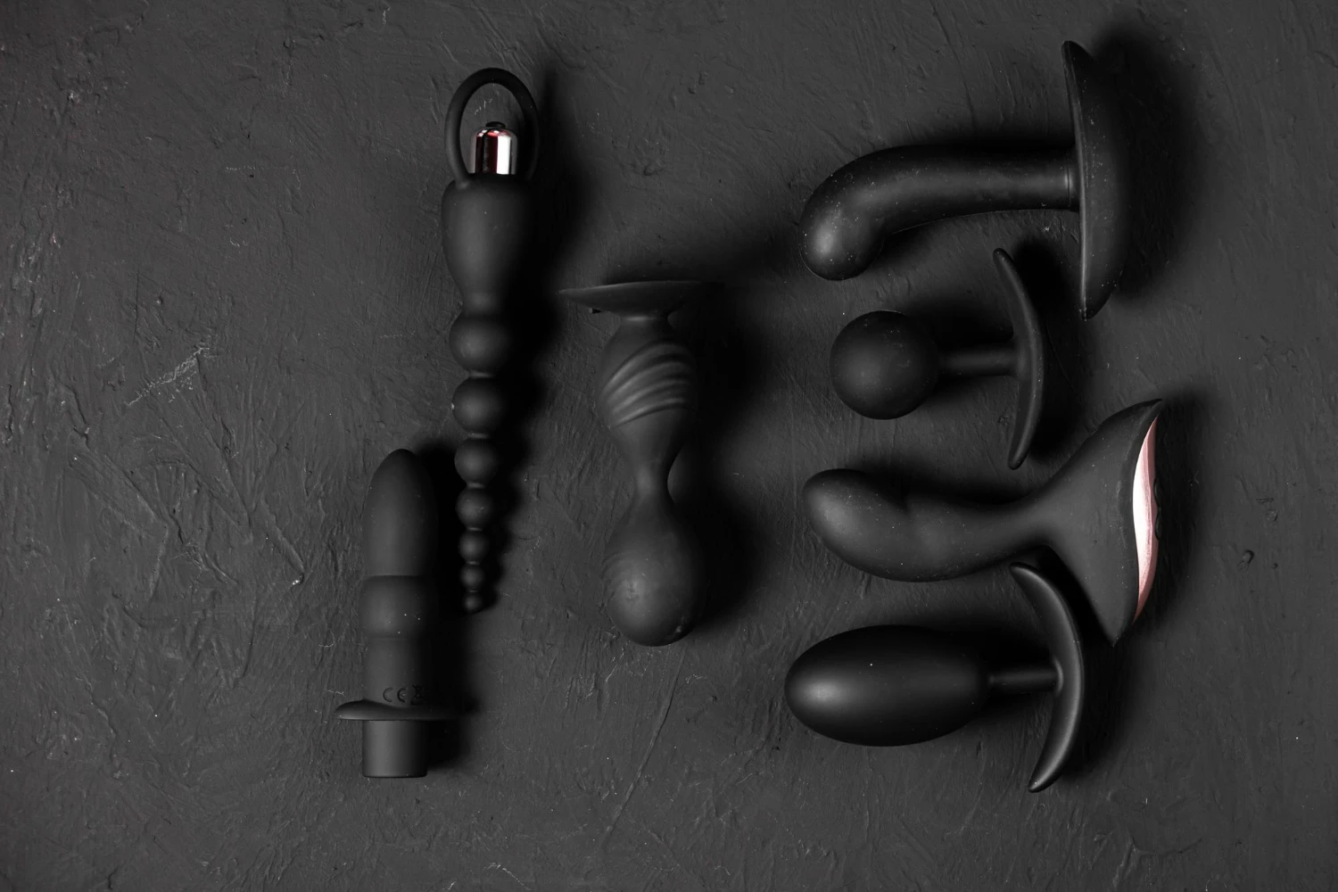 на фото изображены разные мужские вибраторы черного цвета