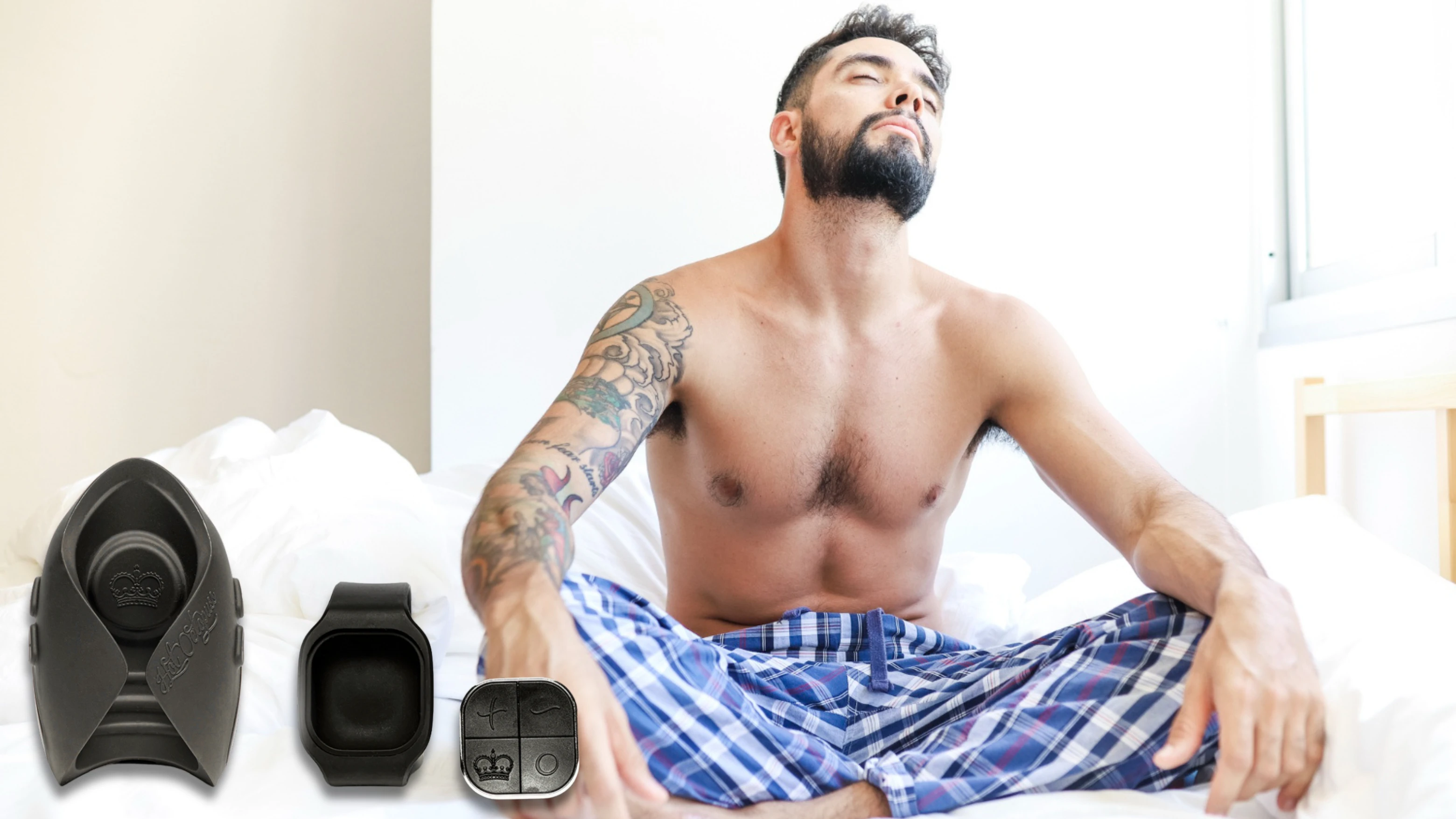 на фото изображен мужчина сидящий на кровате с мастурбатором синим Хот Октопус