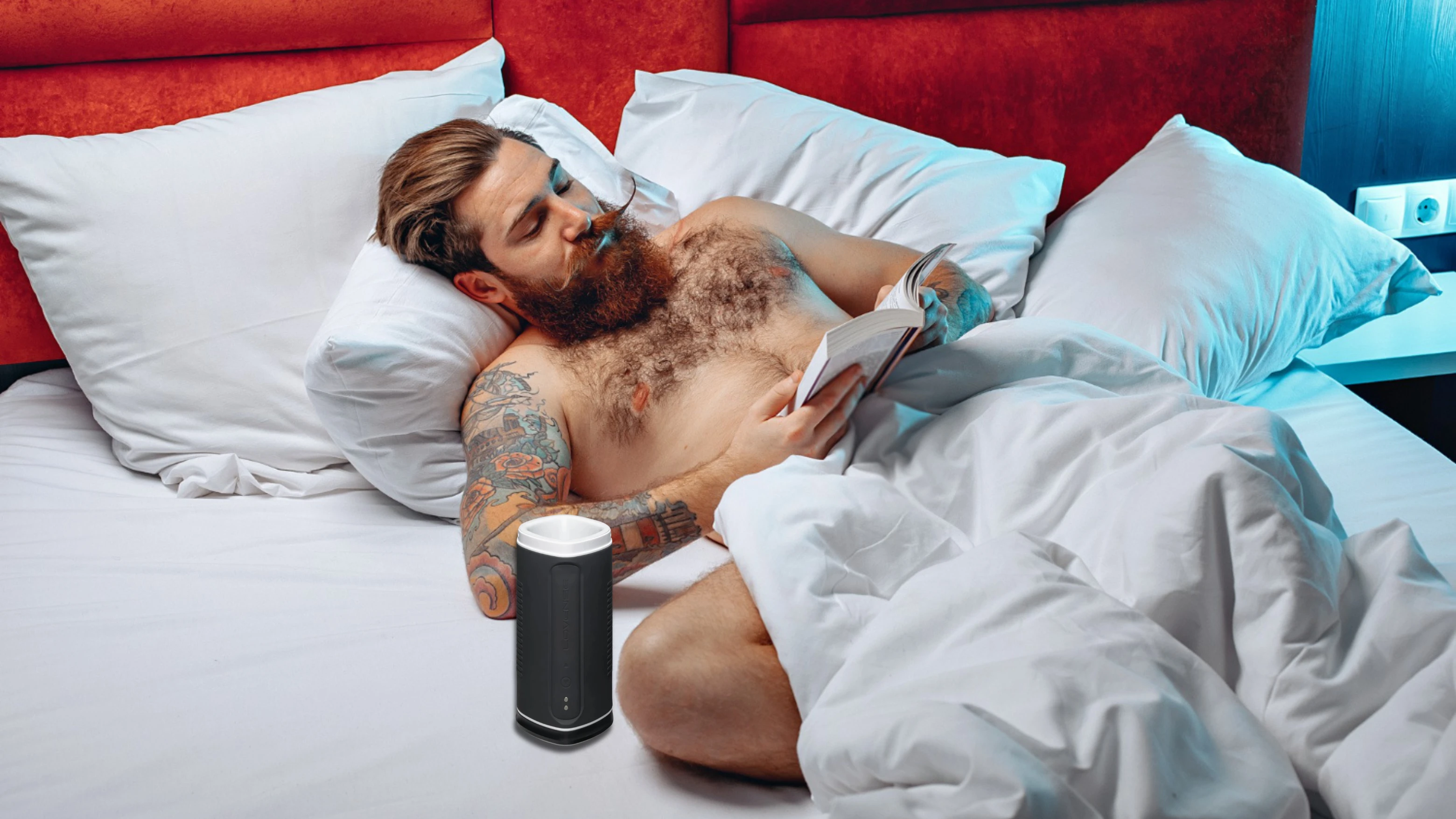 на фото лежащий в постели мужчина и популярный мастурбатор Ловенс