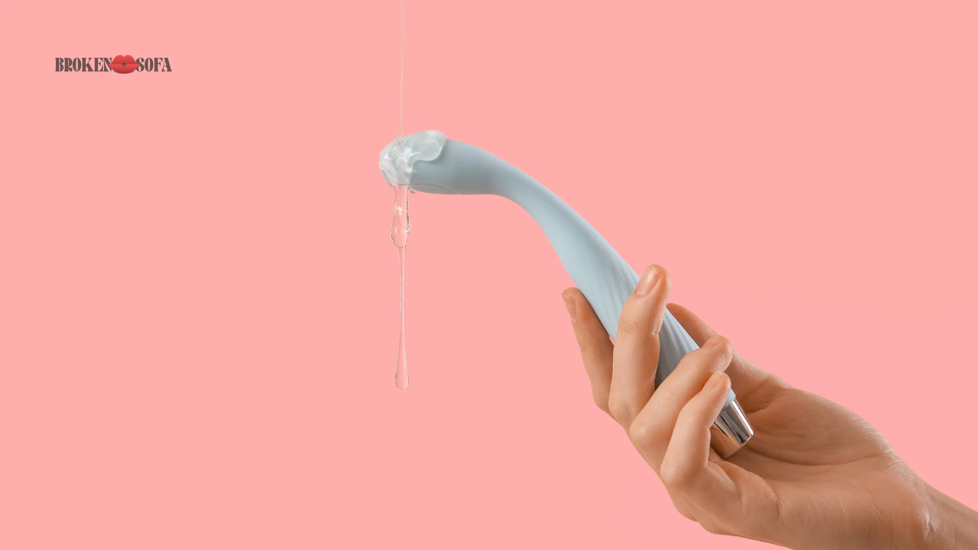 на персиковому фоні зображений вібратор з лубрикантом для секс іграшок