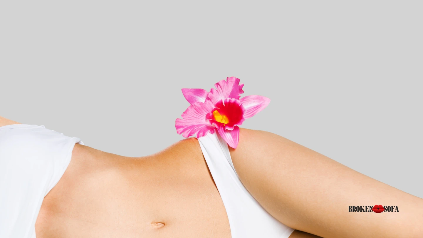 на фото зображено тіло жінки в білих трусах з квіткою на бедрі 