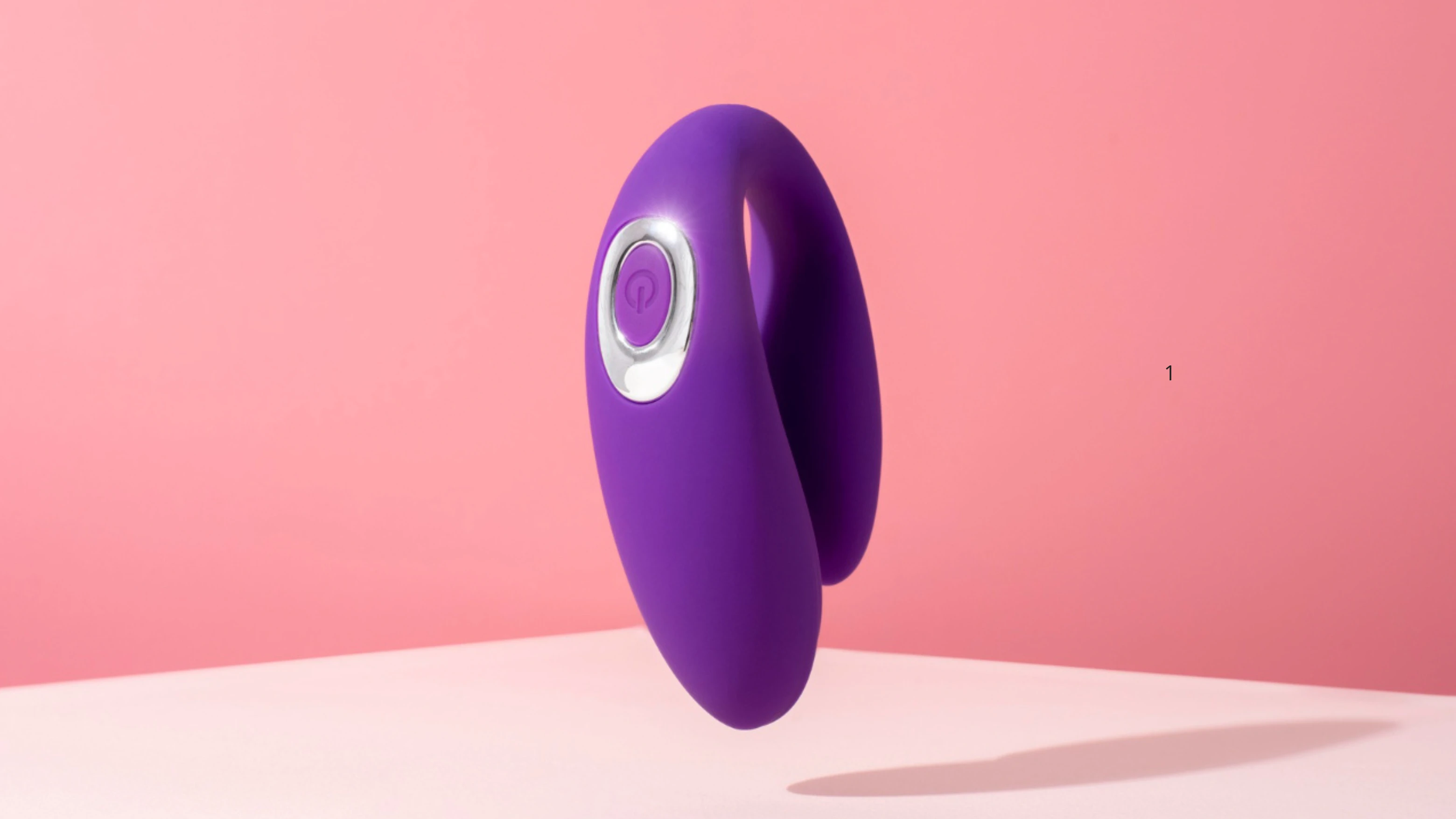 на розовом фоне изображен фиолетовый смарт вибратор для пар с управлением дистанционным