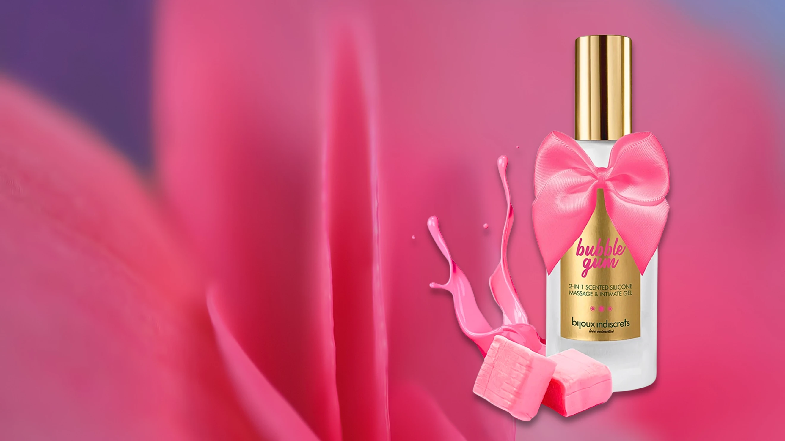 на розовом фоне изображен силиконовый лубрикант с ароматом жвачки в красивом флаконе