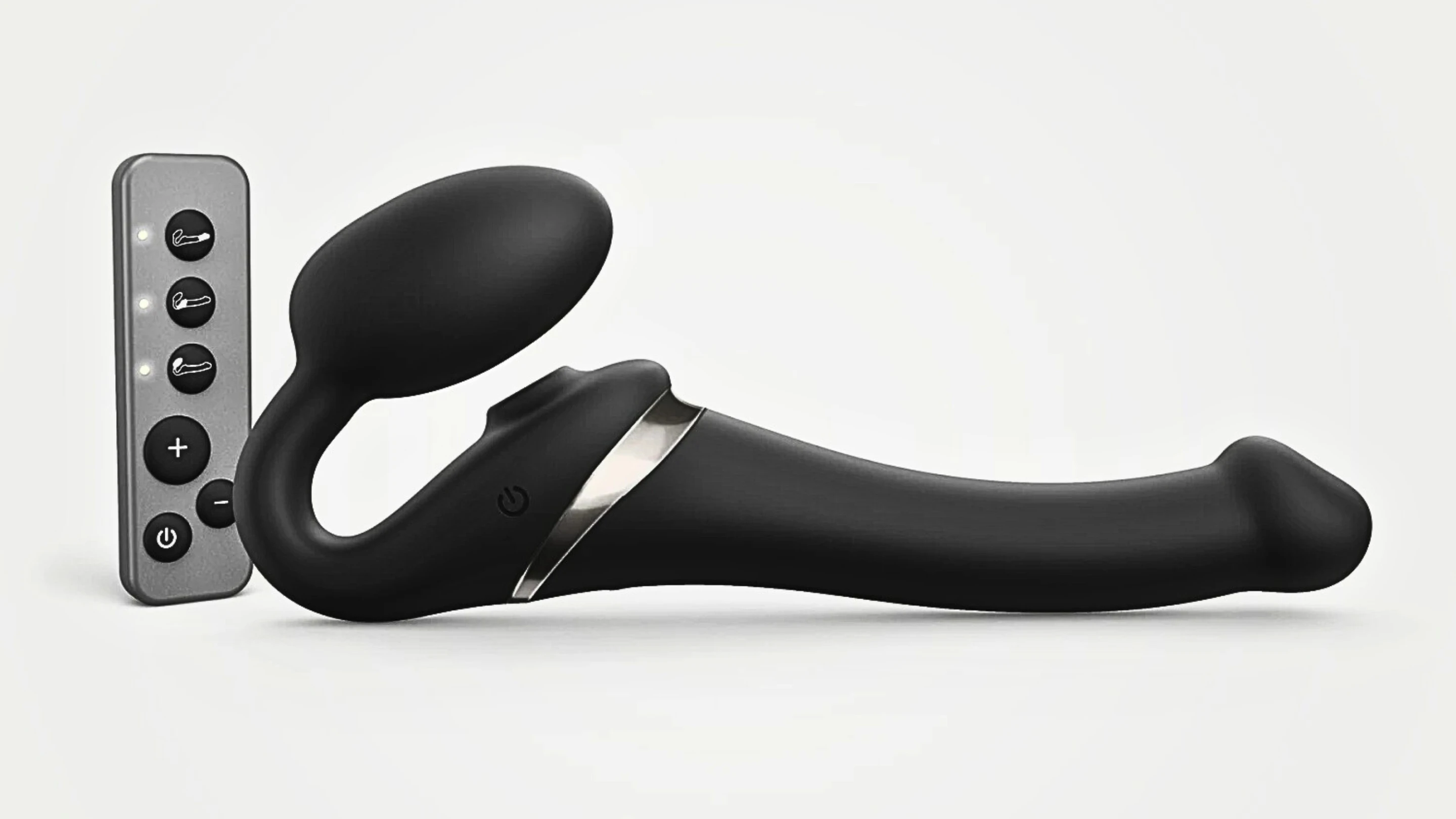 на фото изображен черный страпон двойной с пультом на сером фоне