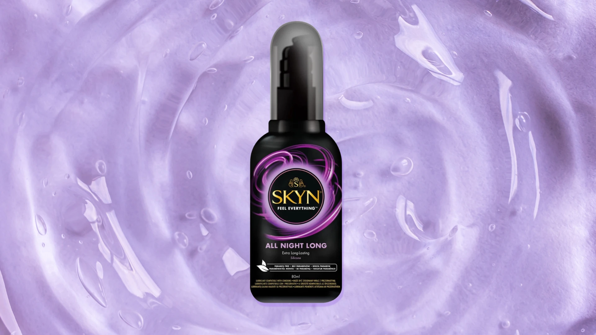 на фоне сиреневой жидкости изображен силиконовый лубрикант Skyn в черном флаконе