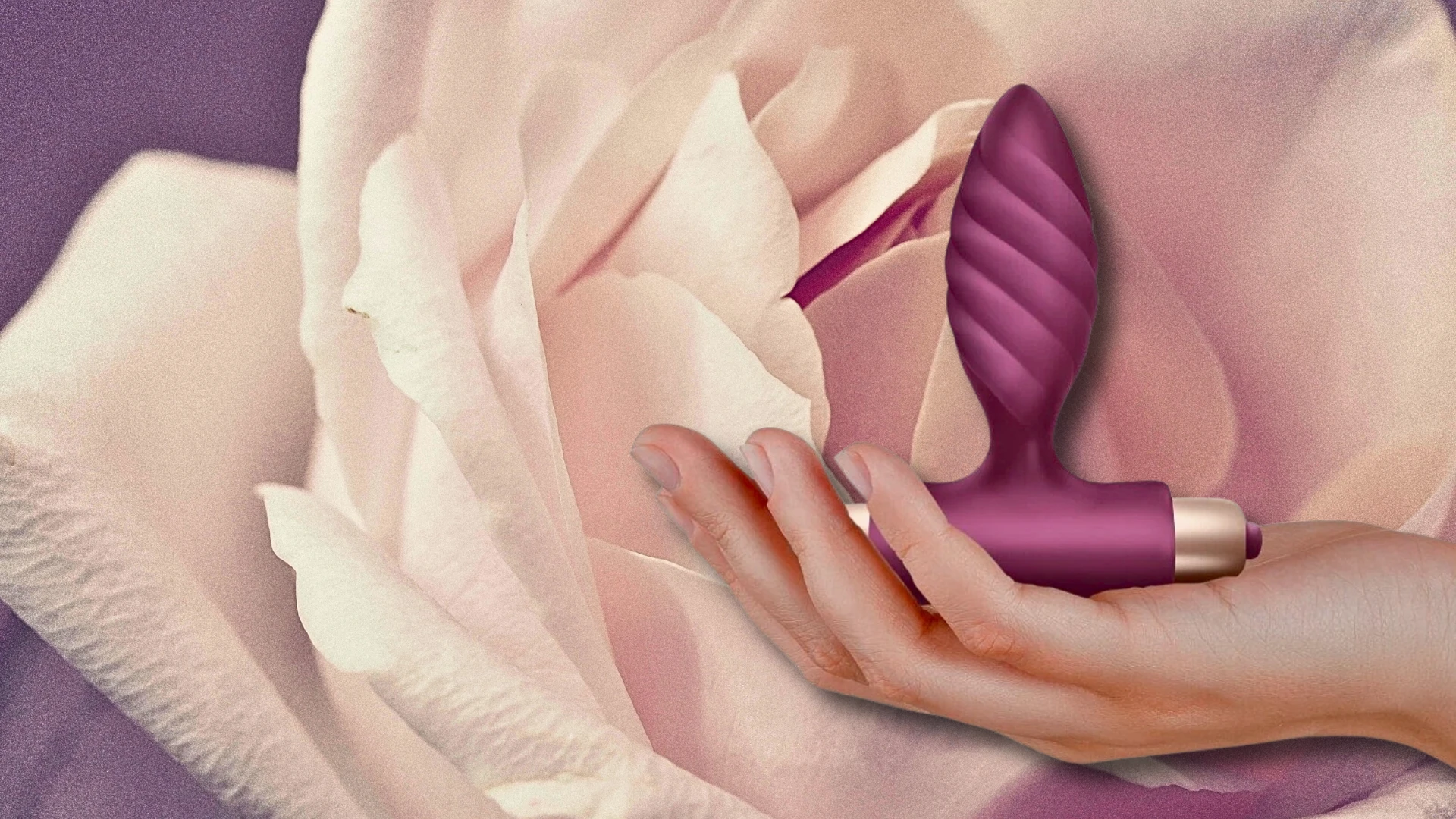 на фото зображена красива бордова анальна пробка в жіночик руках на фоні рожевої троянди