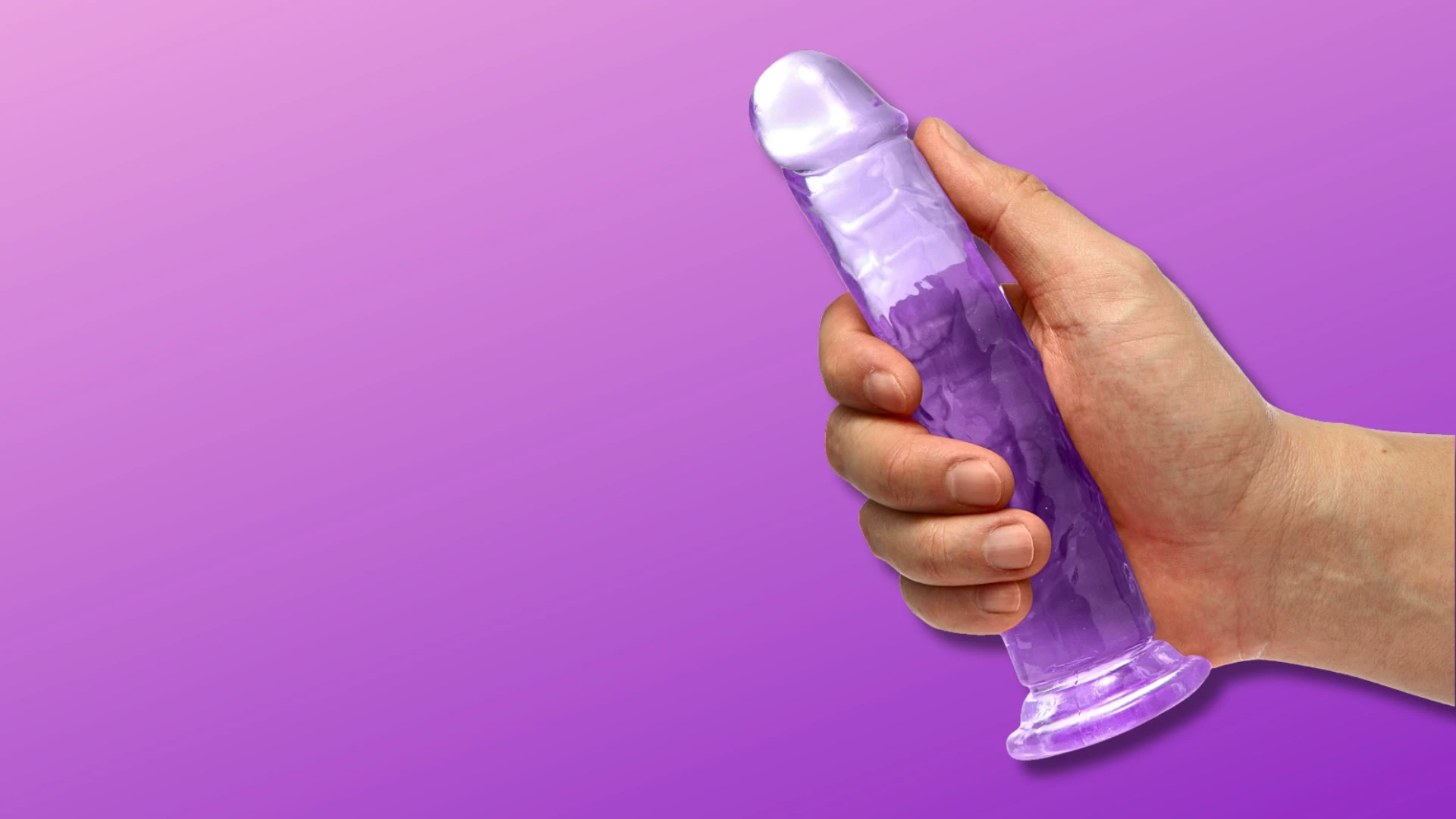 на сиреневом фоне изображен прозрачный сиреневый фаллос на присоске в мужской руке