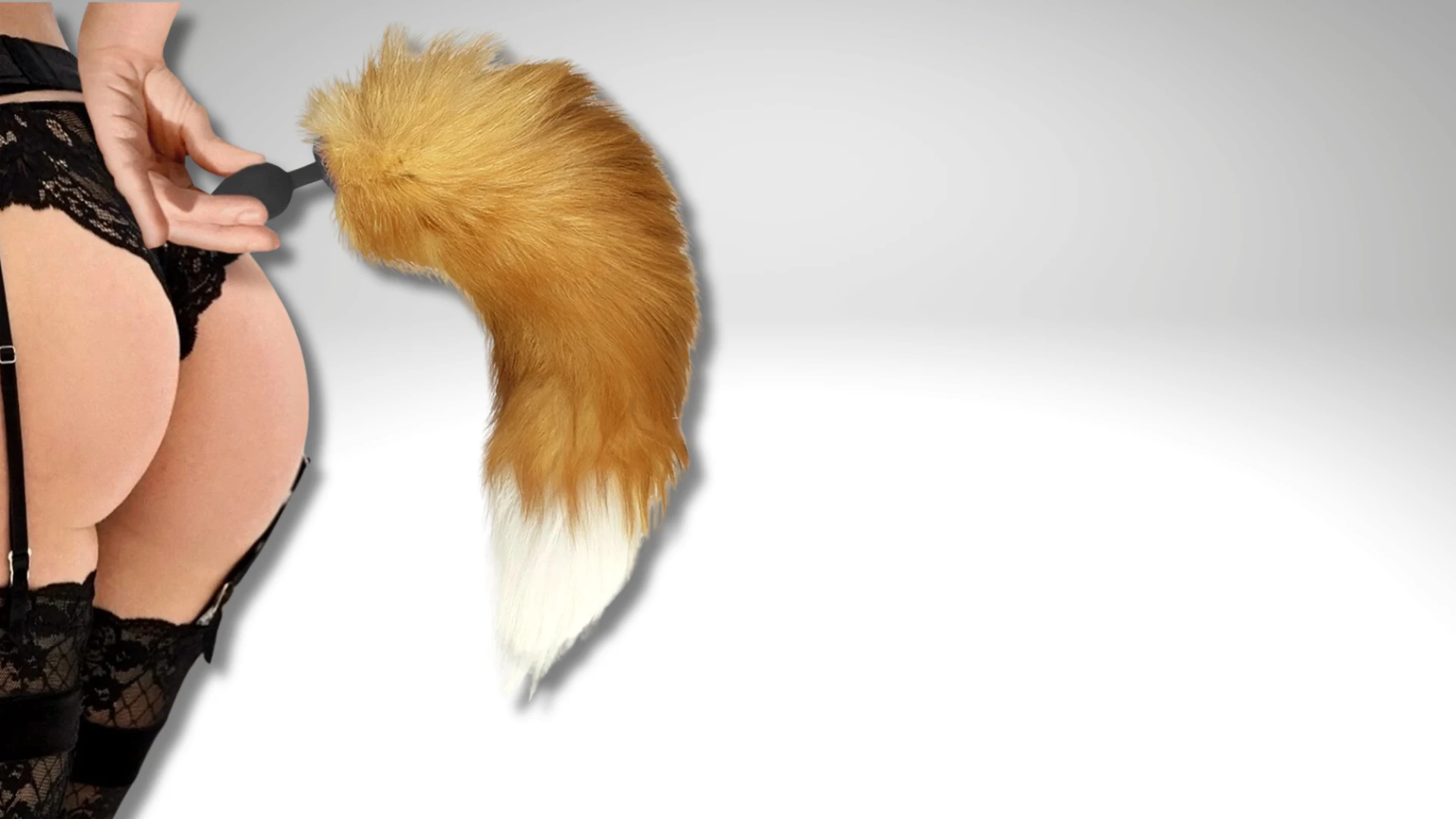 на фото изображена анальная пробка с хвостом на фоне женской попы в черном нижнем белье