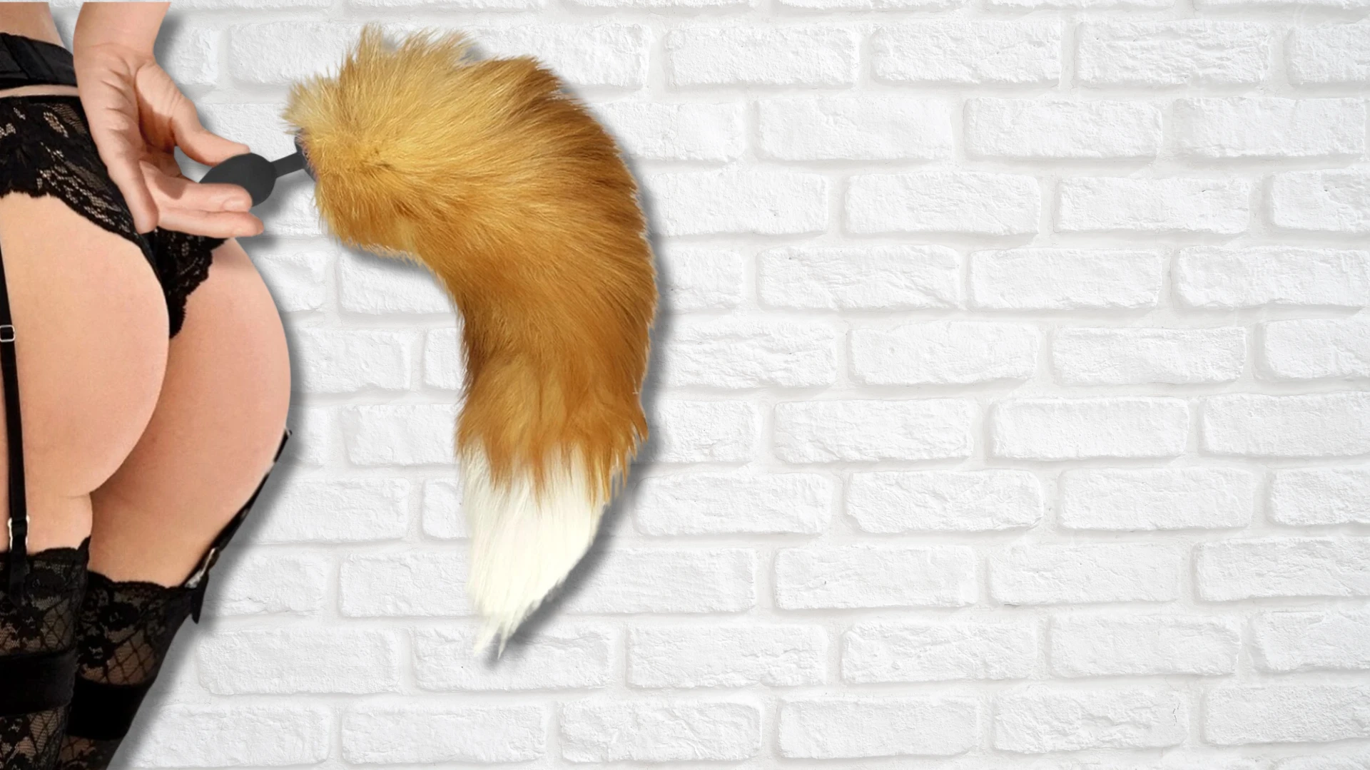 на фото зображена анальна втулка з хвостом поряд з жіночою попою в чорній білизні