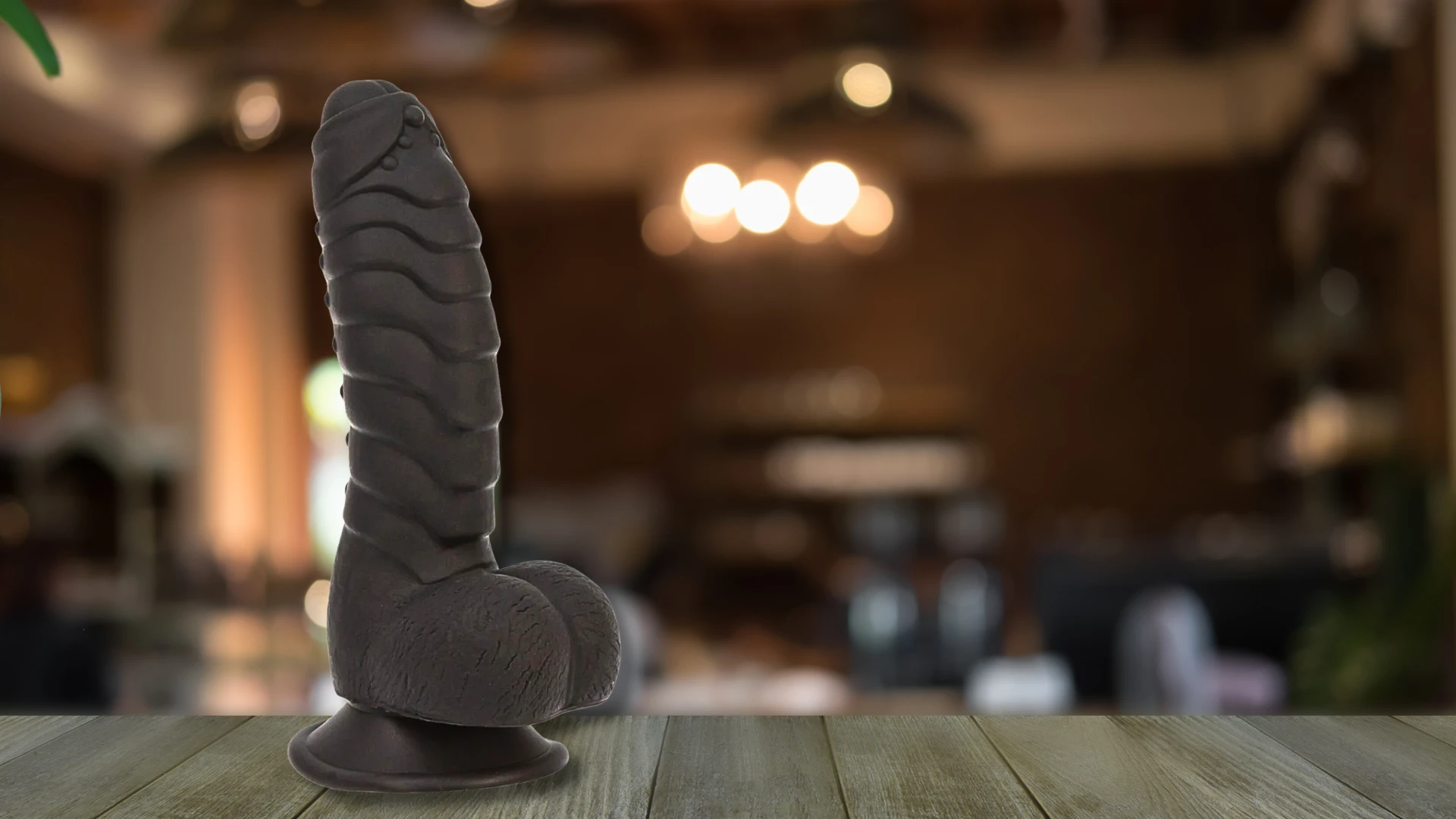 на фото зображений великий чорний фаллос на розмитому фоні