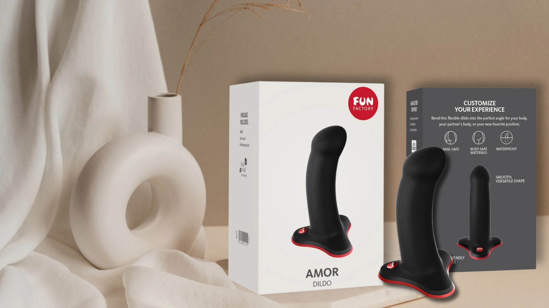 на фото зображений чорний ділдо на присосці та з вібрацією з упаковкою