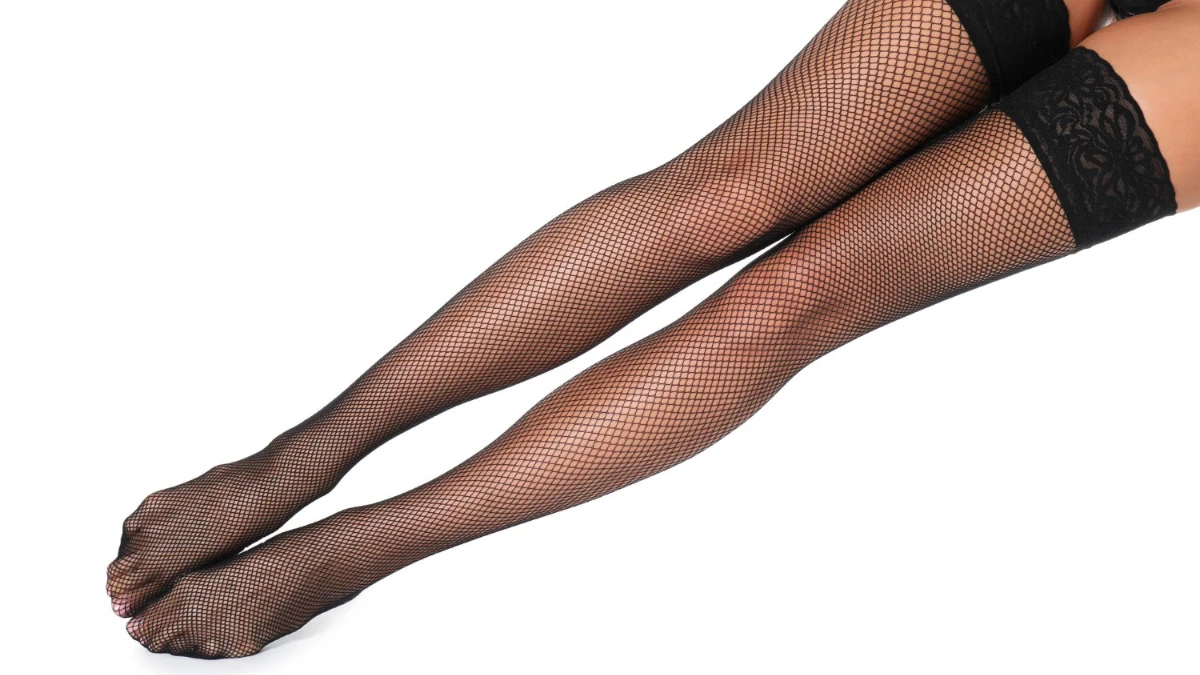 черные чулки в сетку на резинке на женских ногах