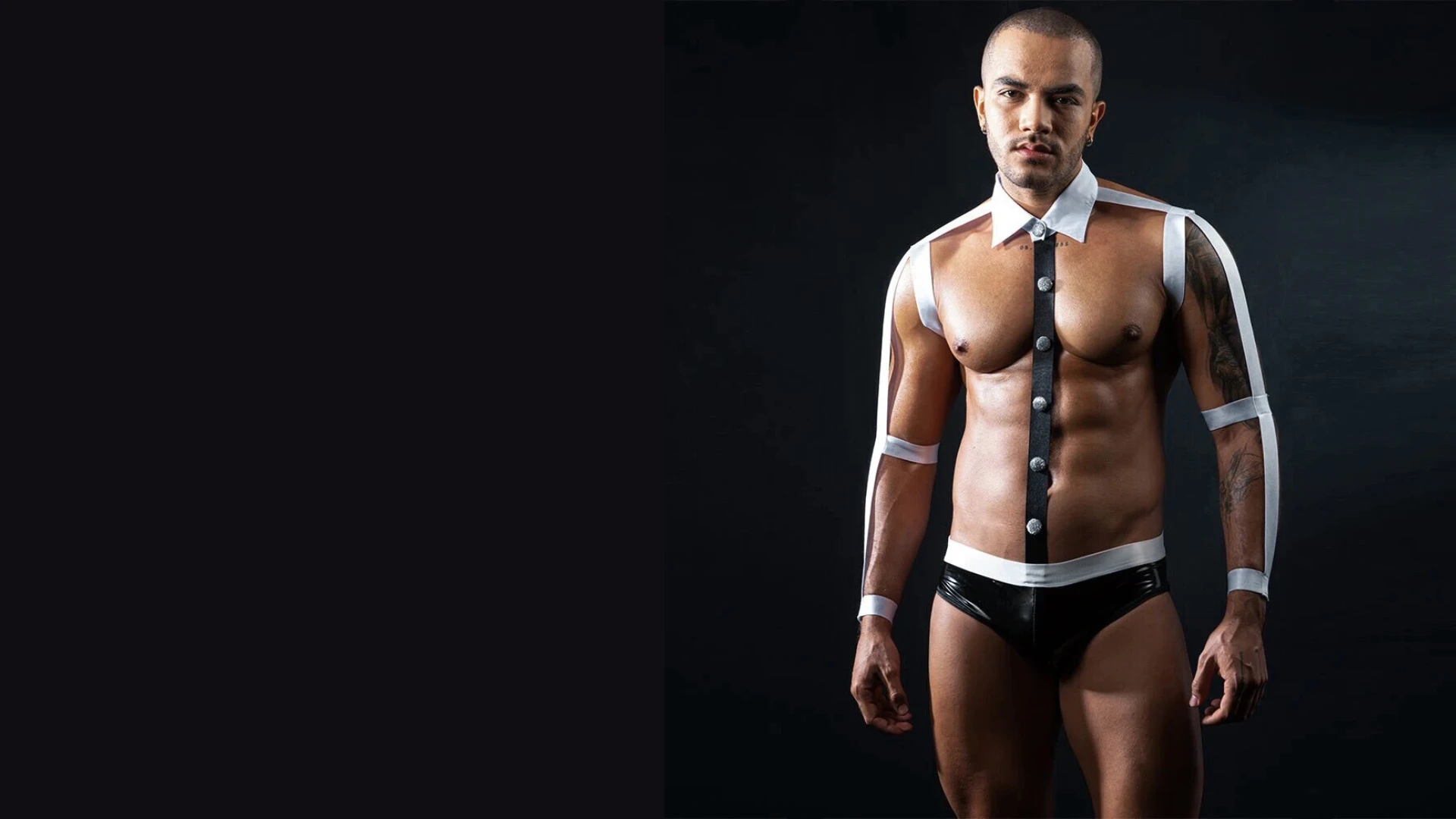 изображен мужчина в эротическом комплекте мужского белья с сексуальной фигурой на черном фоне