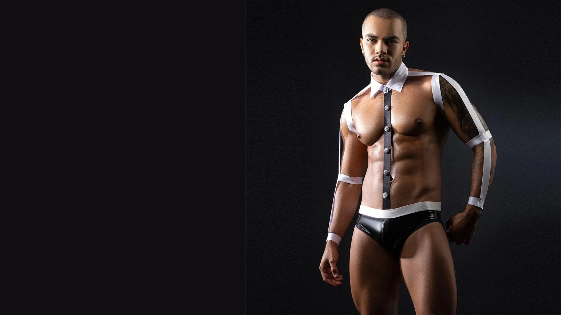 зображений привабливий чоловік в еротичному комплекту білизни для рольових ігор