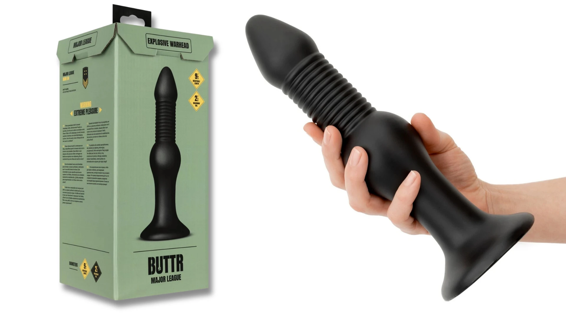 на фото изображена большая черная игрушка для фистинга в руке и упаковка коробка ее