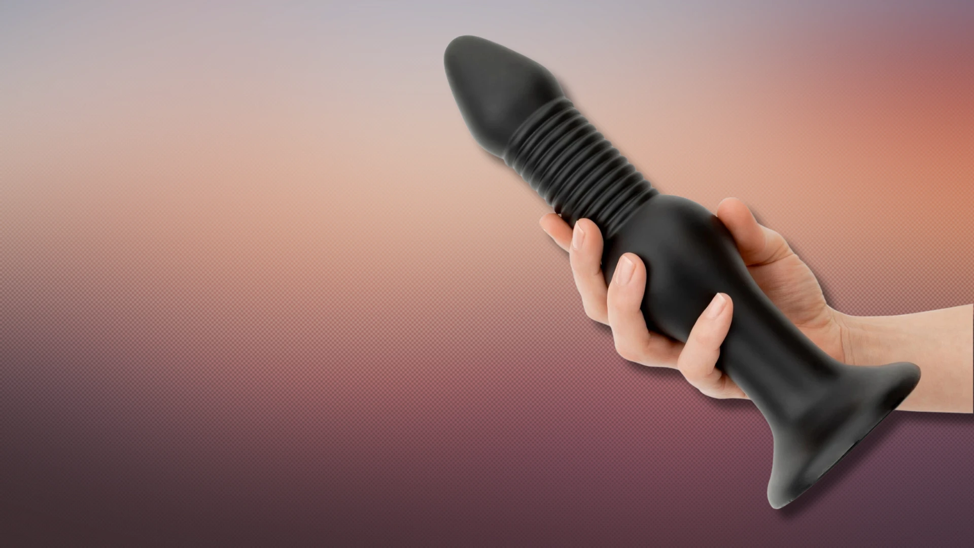 на фото зображена велика чорна іграшка для фістингу у руці на градієнтному фоні