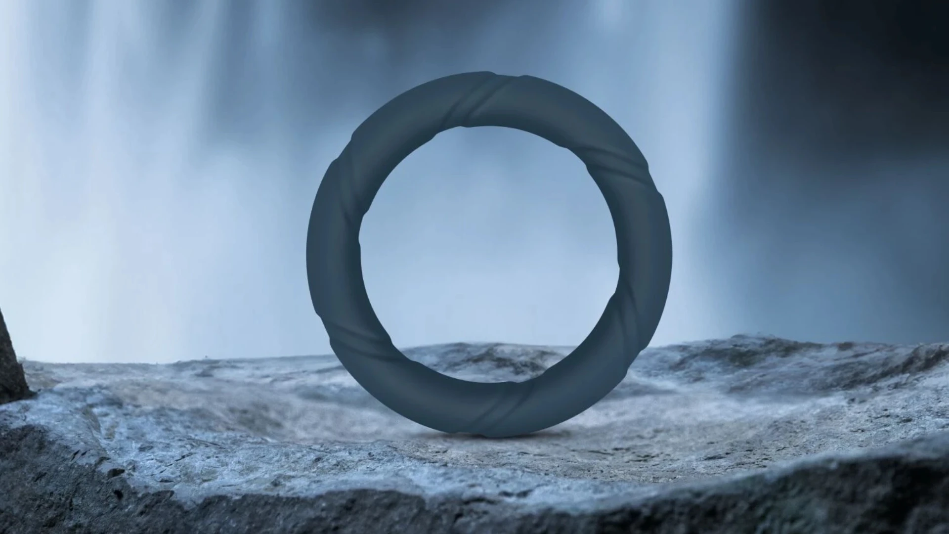 на фото зображене ерекційне кільце для чоловіків Бонерс на фоні красивої природи