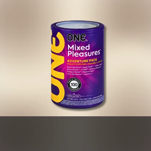 на сиреневом фоне изображен набор из трех анальных пробок разного материала и цвета