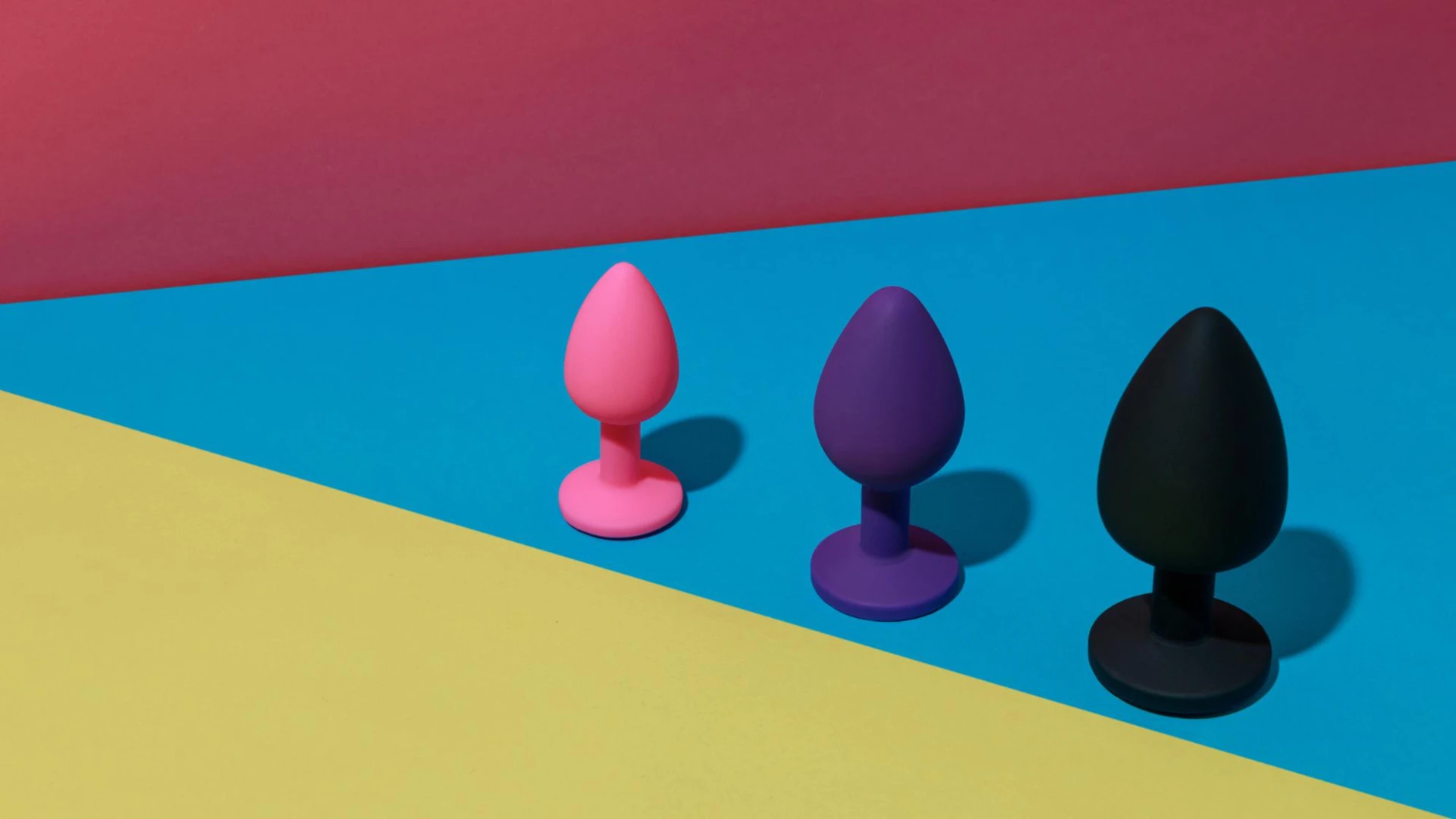 на фото зображений набор з трьох анальних силіконових пробок різного розміру та кольору