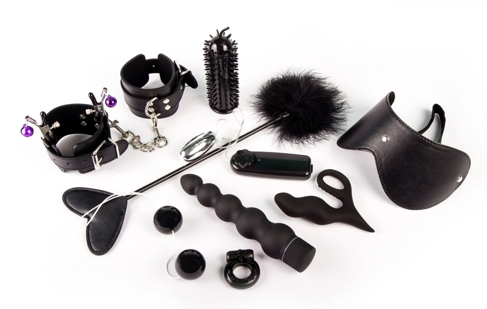 на белом фоне изображен комплект БДСМ полный черного цвета