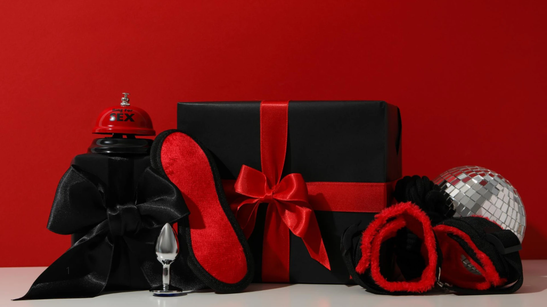 подарунки з сексшоп в подарунковій упаковці та без на червоному фоні