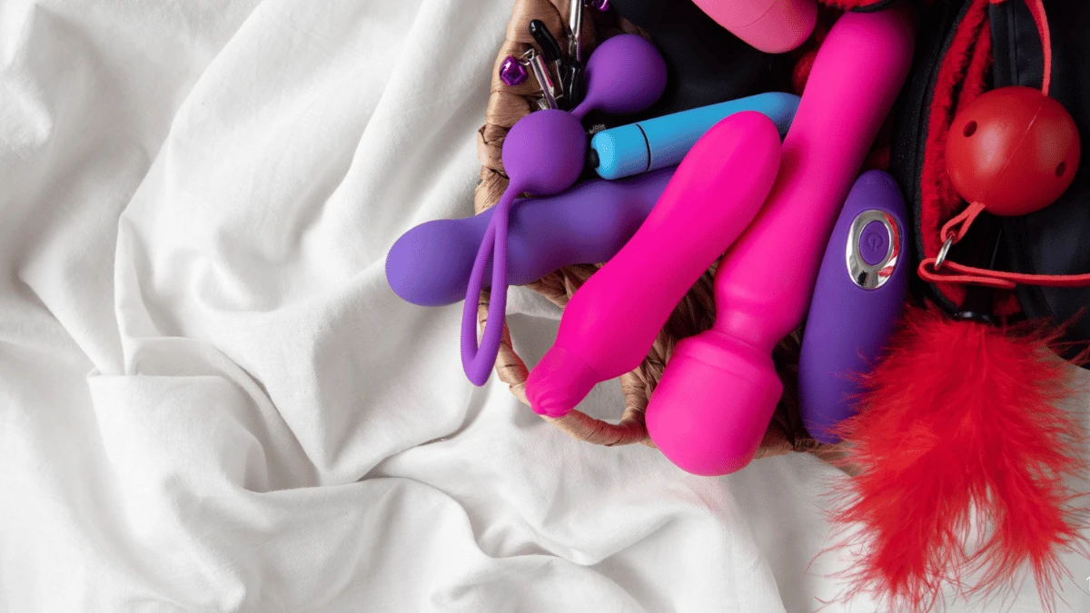 секс игрушки для нее из сексшопа для женщин на белой шелковой простыни