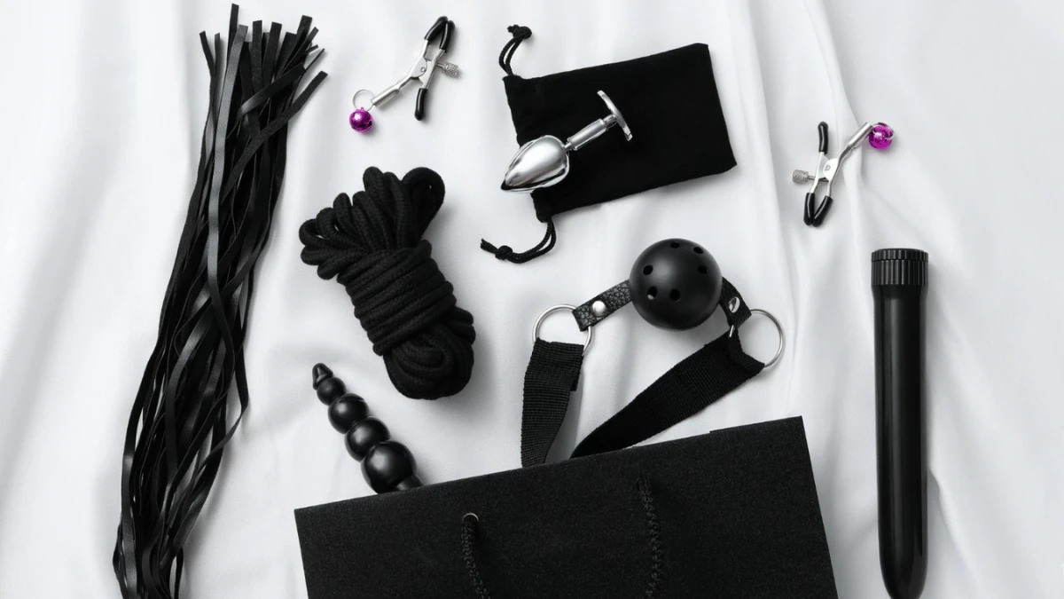 cекс игрушки для мужчин и пар на белой простыни