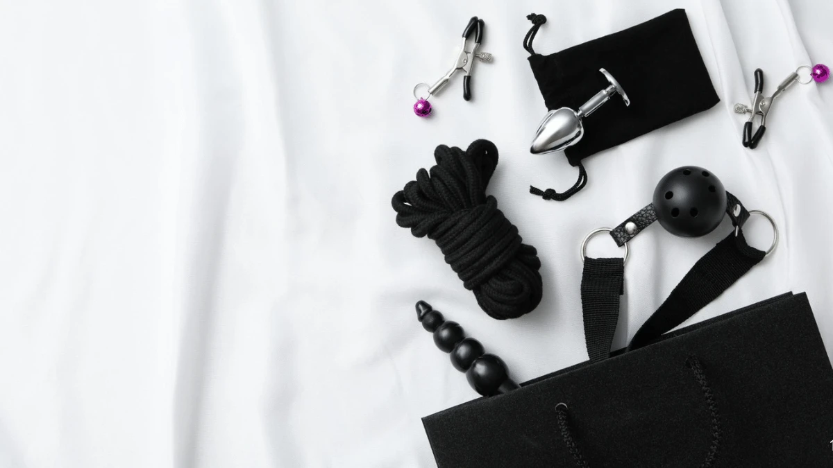 чоловічі інтимні іграшка та іграшки для пар на білому простирадлі