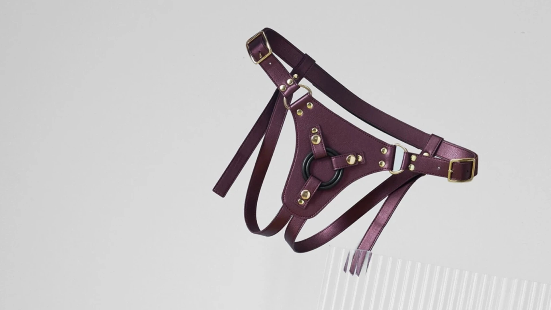 на сером фоне трусы для страпона кожаные цвета бордо