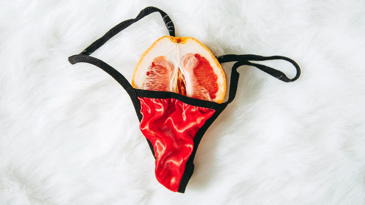 эротические трусы стринги на разрезаном грейфрунте на белом кофре