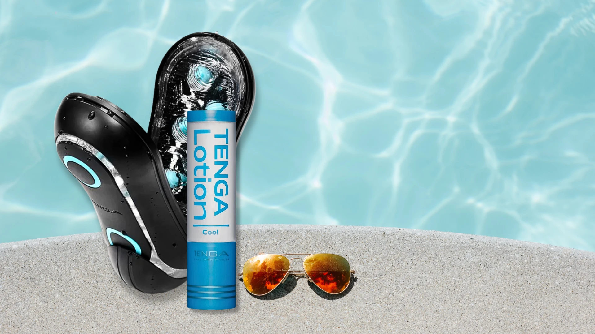 на фото зображений мастурбатор, лубрикант для мастурбаторів Tenga на фоні басейну