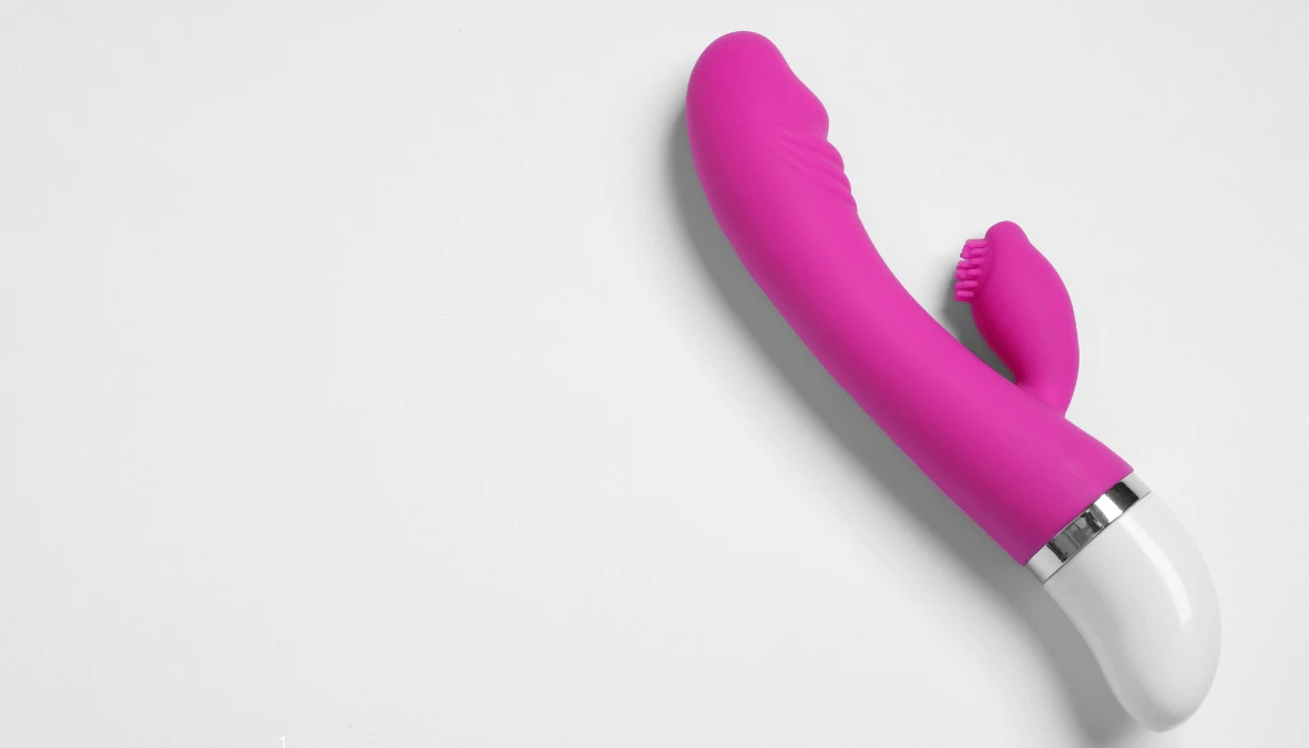 на фото зобрадений вібратор кролик рожевого кольору