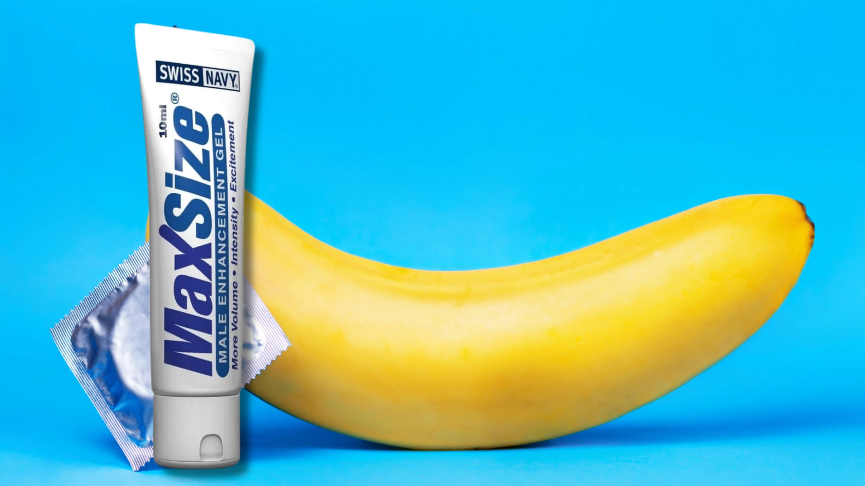 на фото увеличивающее средство для члена Макс Сайз и банан на голубом фоне