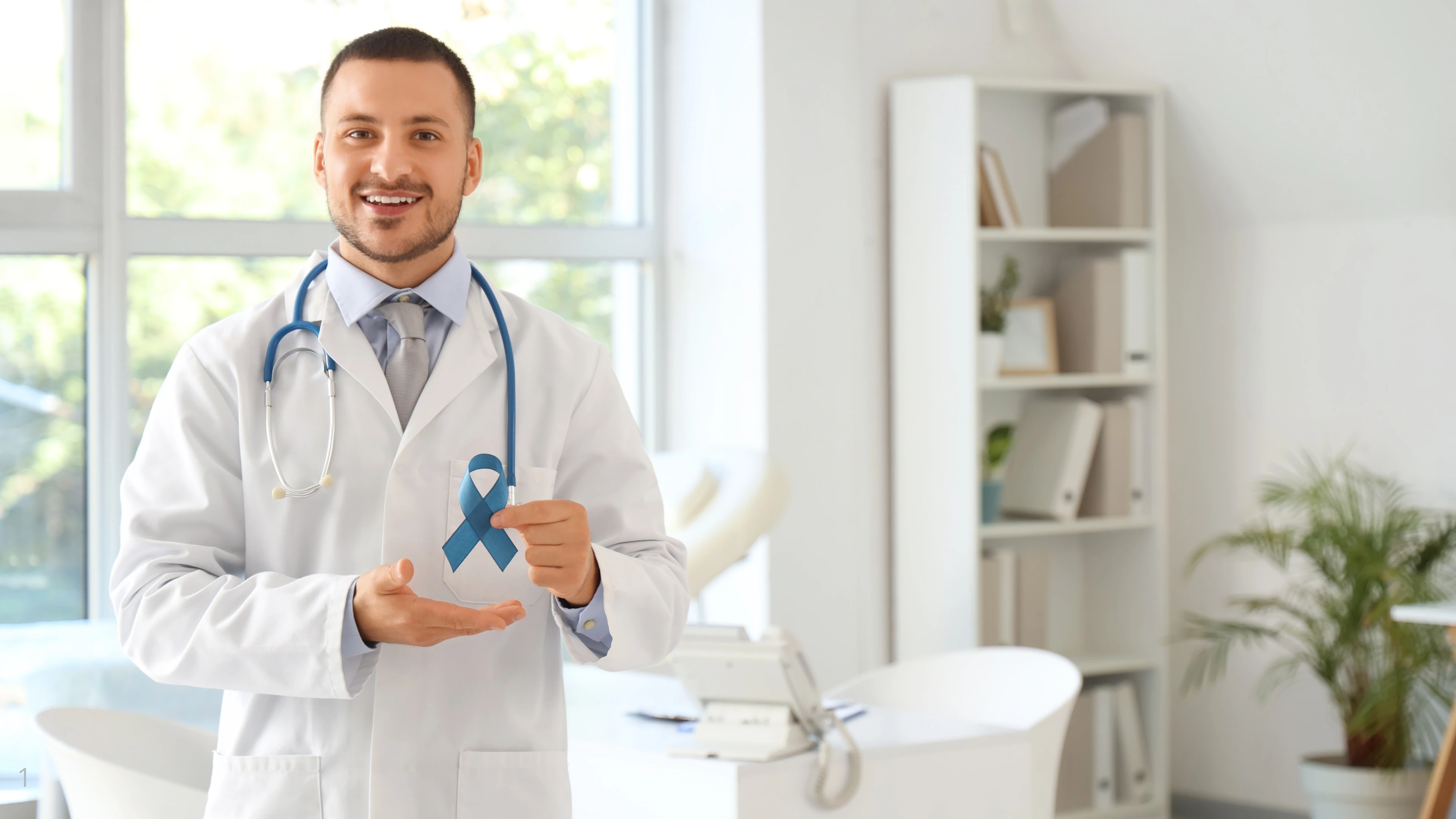 на фото изображен доктор, лечащий проблемы с простатой у мужчин с помошью массажера простаты