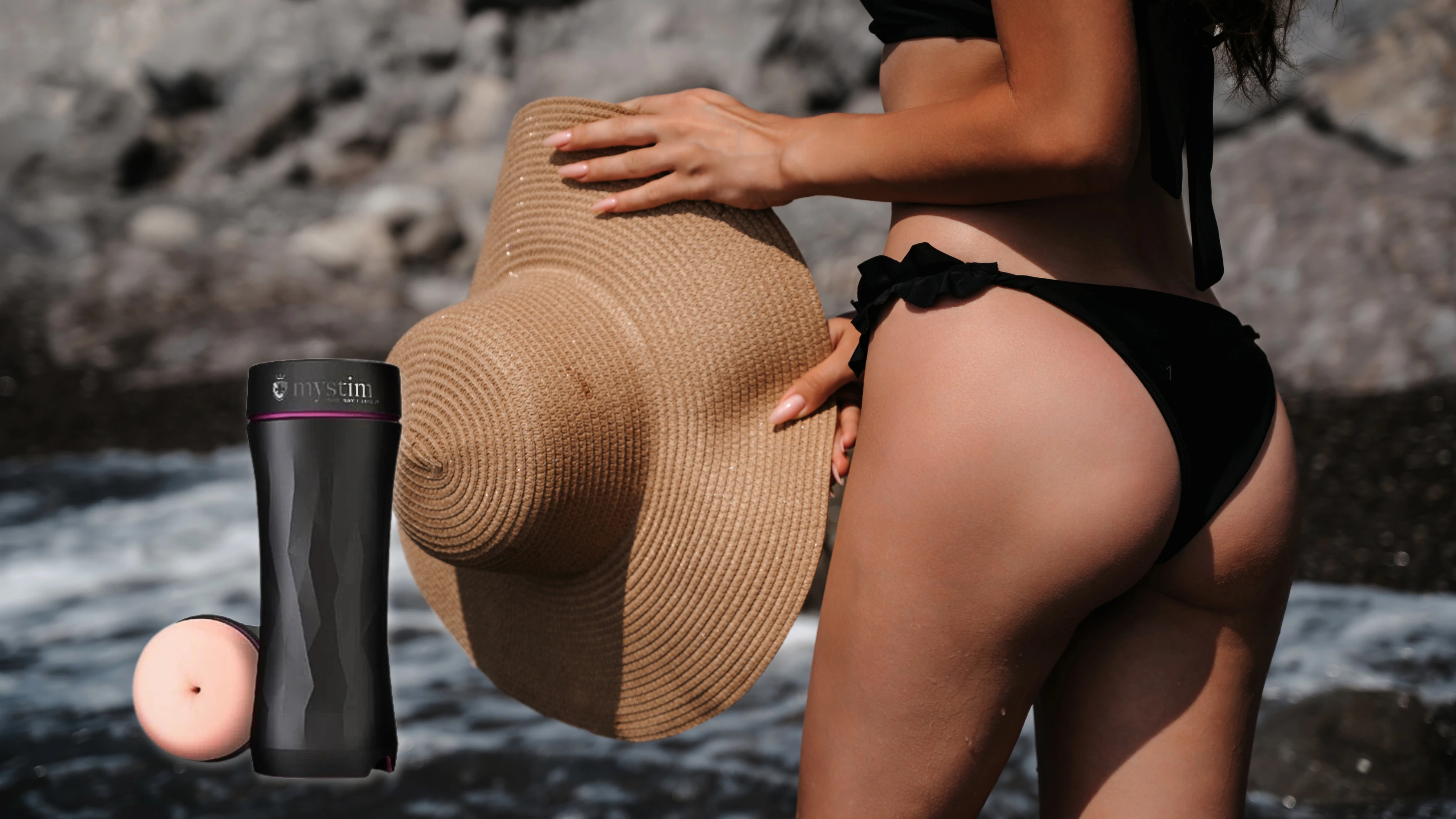 на фото изображен мужской мастурбатор попка, а на фоне красивая девушка в купальнике на пляже