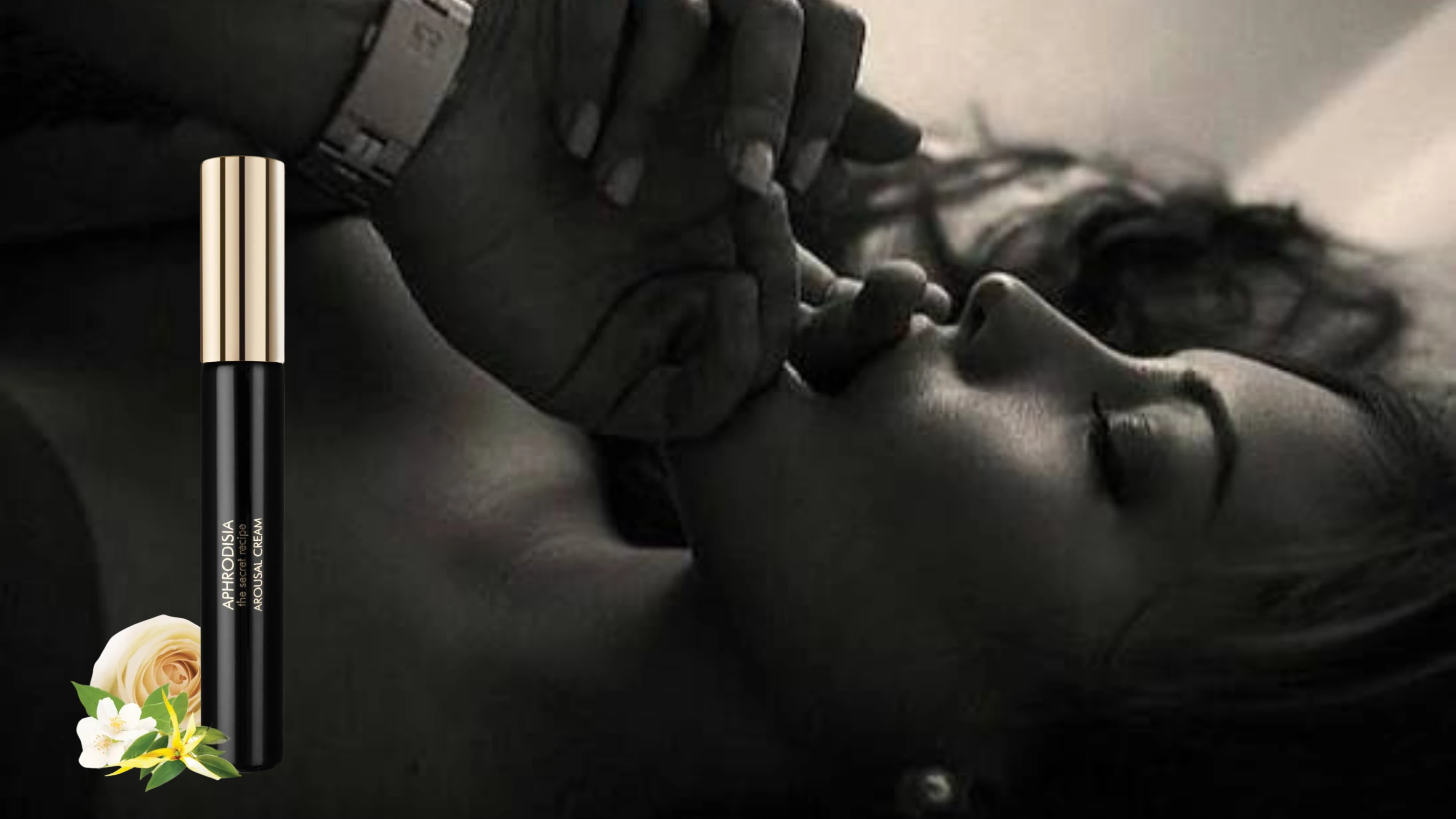 на фото изображен Bijoux Indiscrets APHRODISIA Clitoral Arousal Balm на фоне девушки 