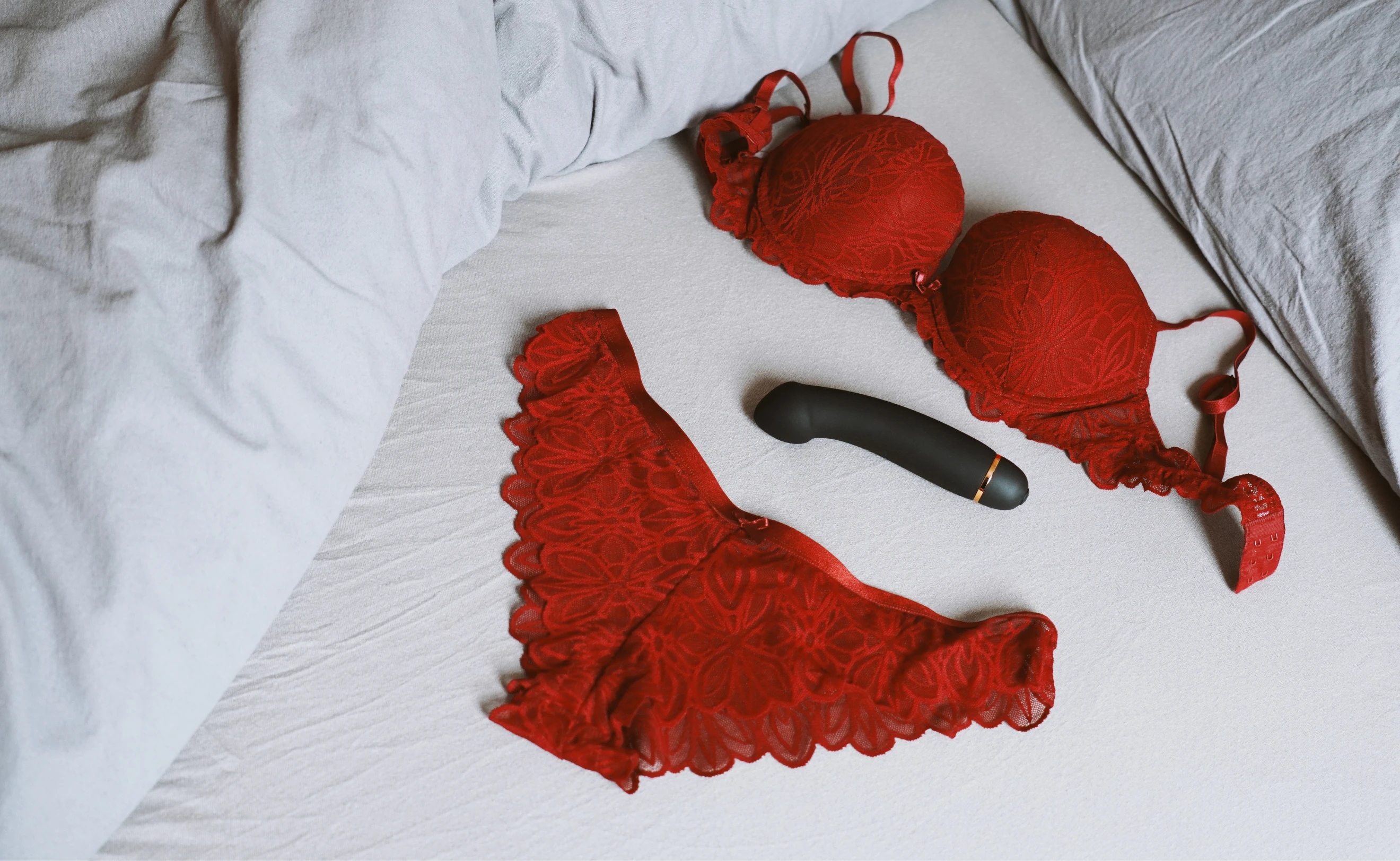 красное эротическое нижнее белье и черный вибратор из сексшоп Украины