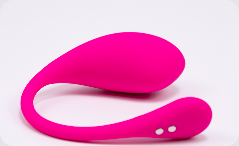 на белом фоне изображено розовое виброяйцо Lovense Lush 3 